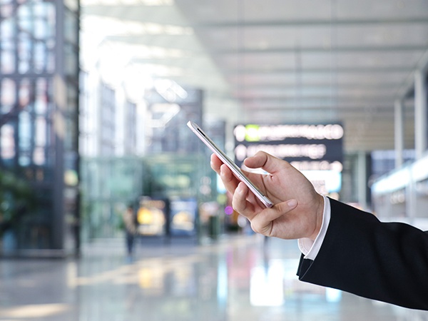 攝圖網(wǎng)_500133665_商務(wù)人士機(jī)場(chǎng)打電話（非企業(yè)商用）.jpg